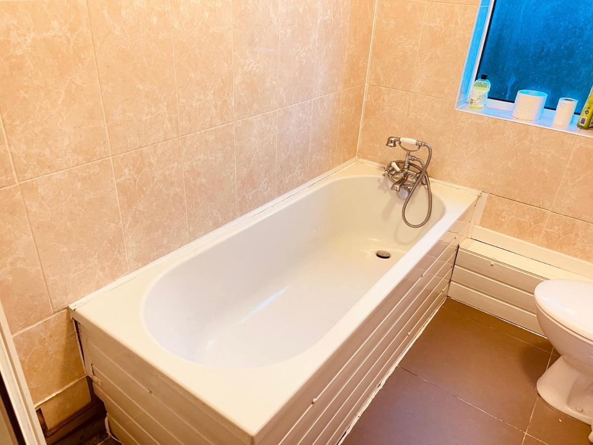 3 Bedroom Holiday House,Close To M6-Express Way To Centre バーミンガム エクステリア 写真