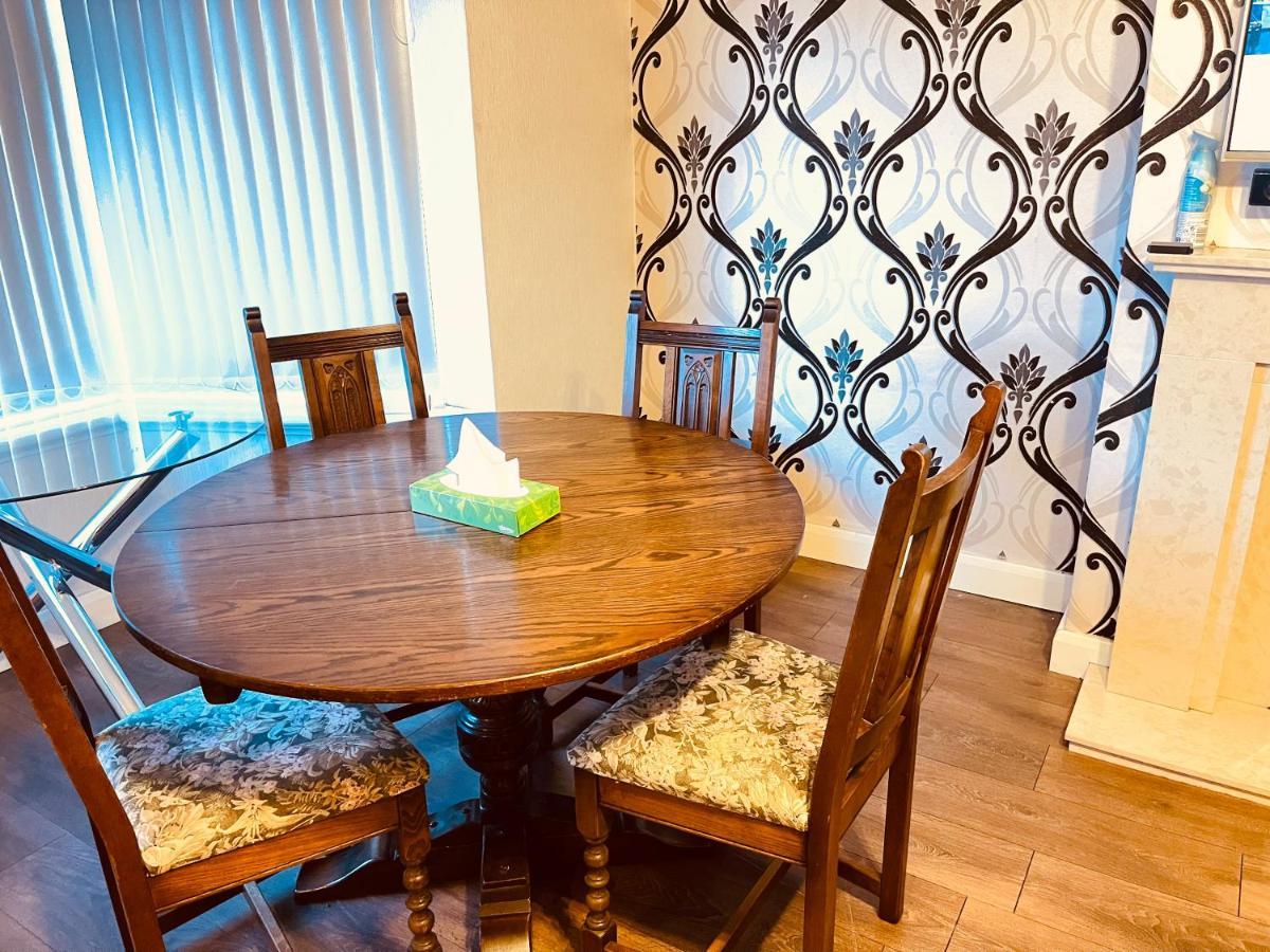 3 Bedroom Holiday House,Close To M6-Express Way To Centre バーミンガム エクステリア 写真