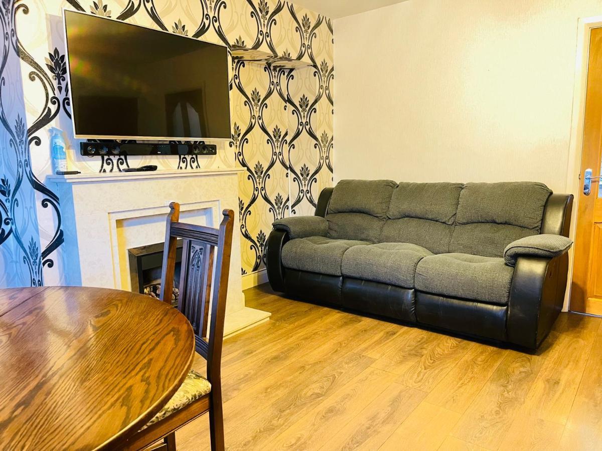 3 Bedroom Holiday House,Close To M6-Express Way To Centre バーミンガム エクステリア 写真