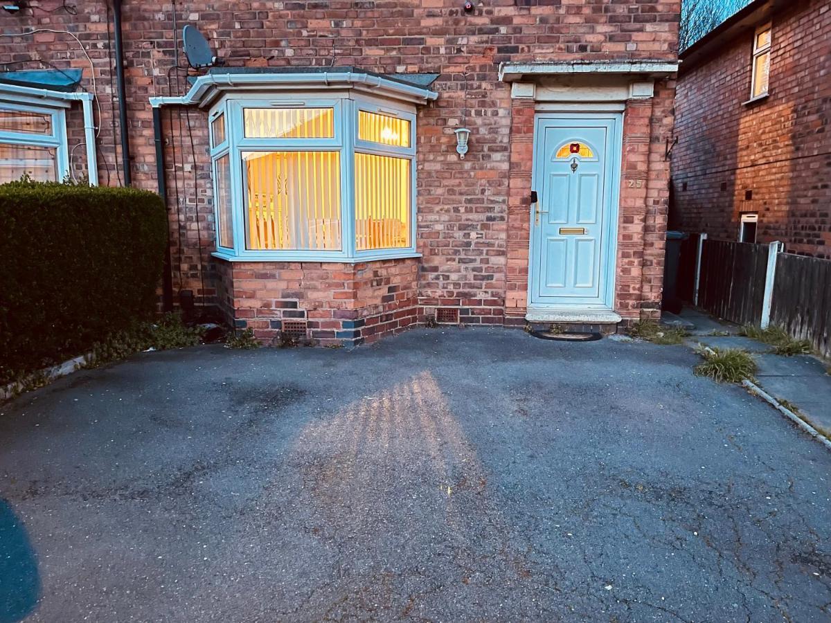 3 Bedroom Holiday House,Close To M6-Express Way To Centre バーミンガム エクステリア 写真