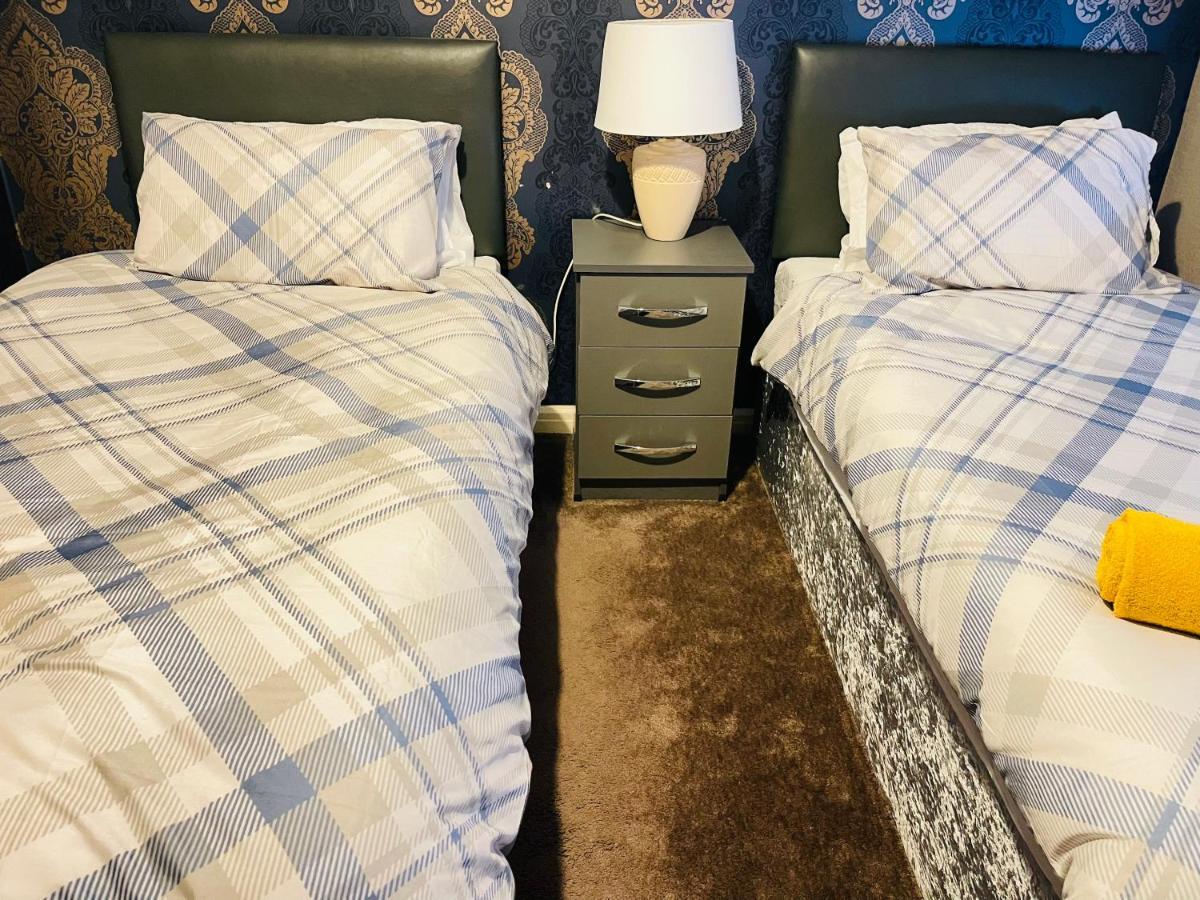 3 Bedroom Holiday House,Close To M6-Express Way To Centre バーミンガム エクステリア 写真